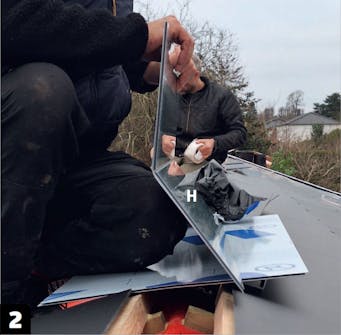 Tag med indbygget solceller: Buk rygningspladerne Tag med indbygget solceller: Buk rygningspladerne